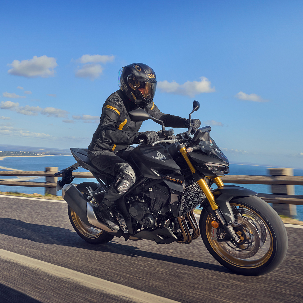 Honda Hornet fährt eine Strasse am Wasser entlang